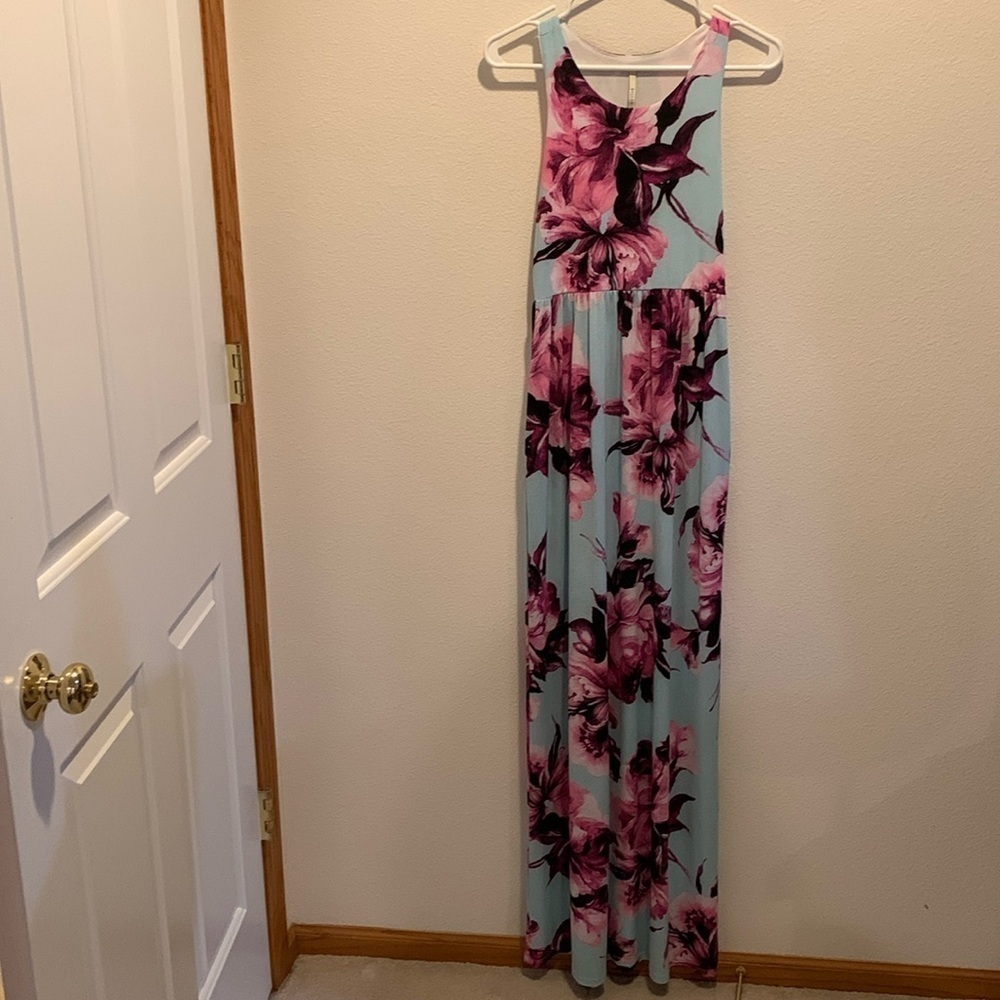 Bellamie Womens Maxi Dress in Size Small. Subtle mint w/ striking florals.‌‌